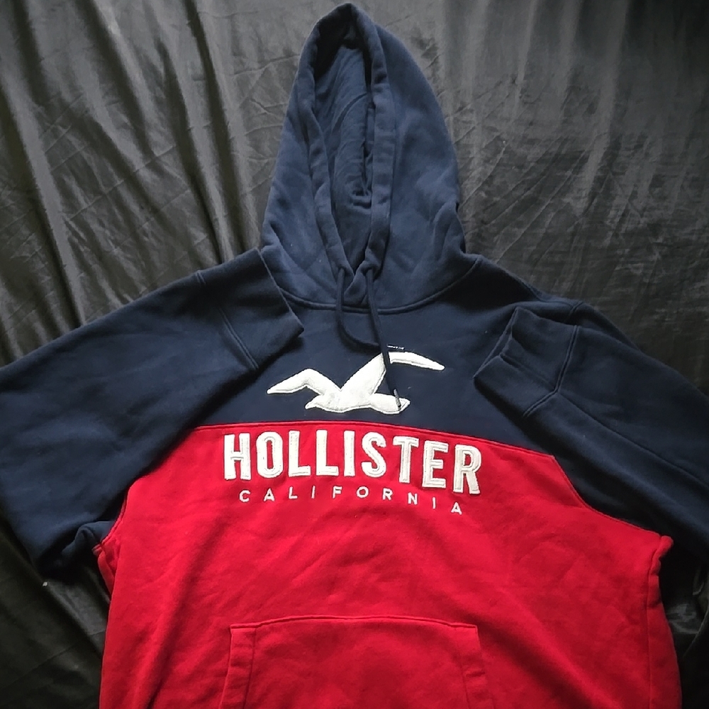 Hollister Men's Navy and Red Sweater